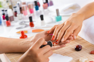 mujer en una sesión de manicura